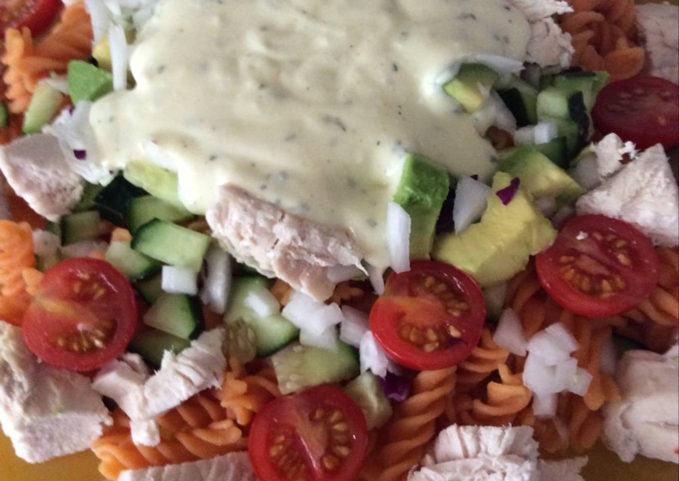 Ensalada de pasta y pollo al yogurt