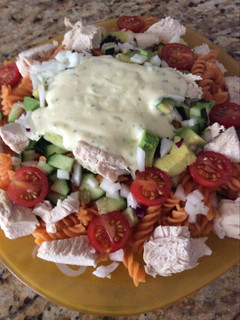 Una foto de Ensalada de pasta y pollo al yogurt