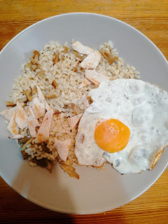 Una foto de Arroz con setas, pollo y huevo