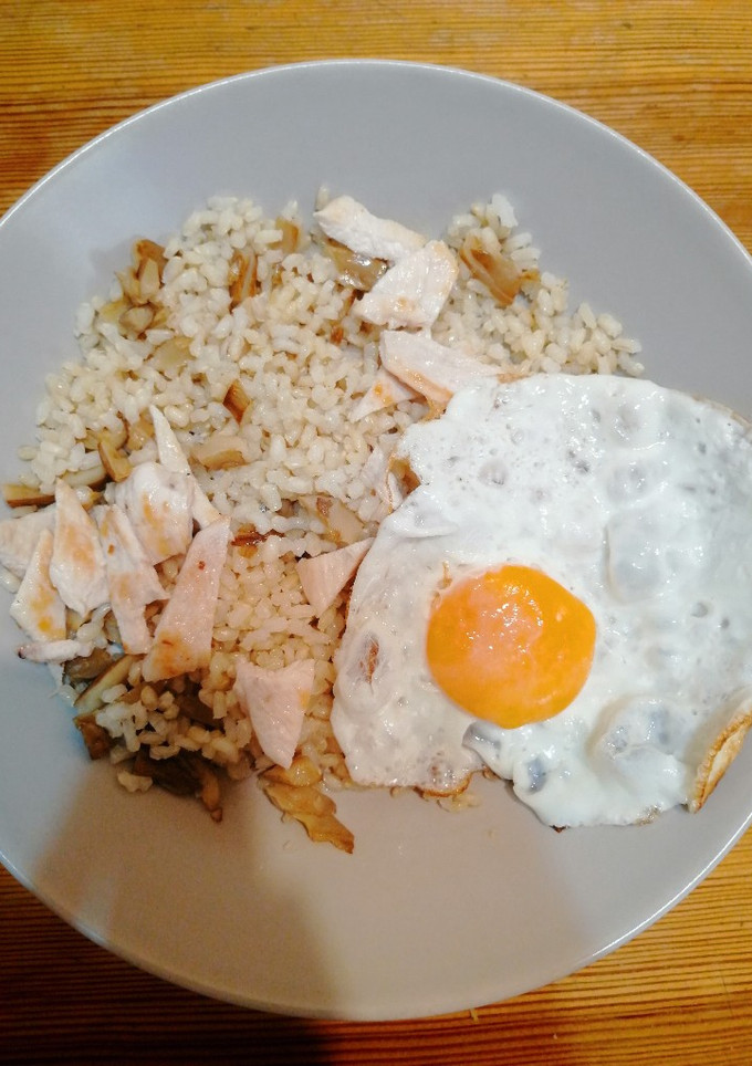 Una foto de Arroz con setas, pollo y huevo