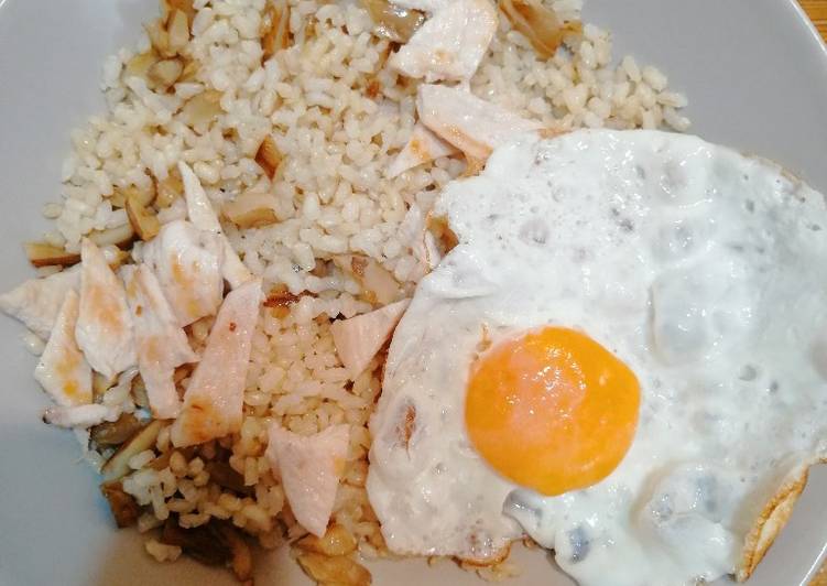 Arroz con setas, pollo y huevo