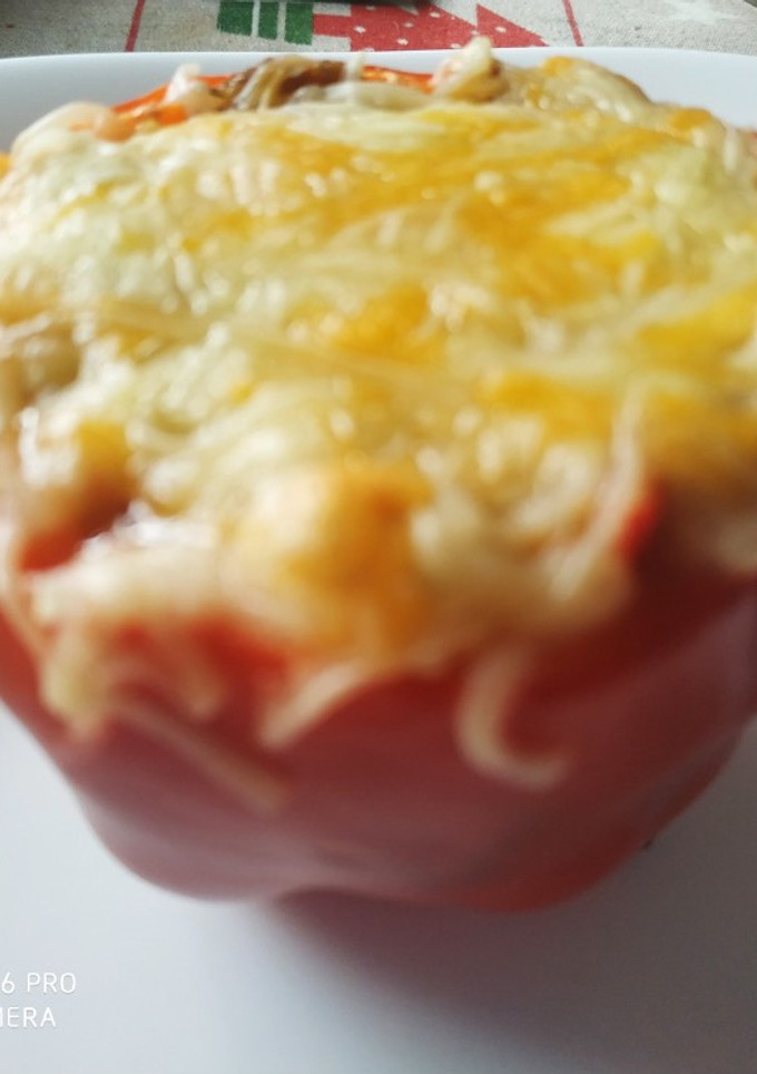 Una foto de Pimientos rellenos de carne y arroz con queso rallado