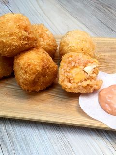 剩飯大變身!《炸起司飯糰》 的食譜成品照片