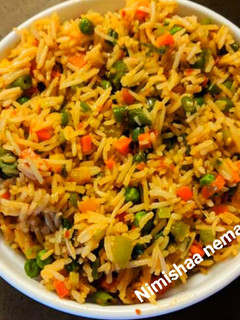 वेज़ फ्राइड राइस (Veg fried rice recipe in hindi) रेसिपी मुख्य फोटो