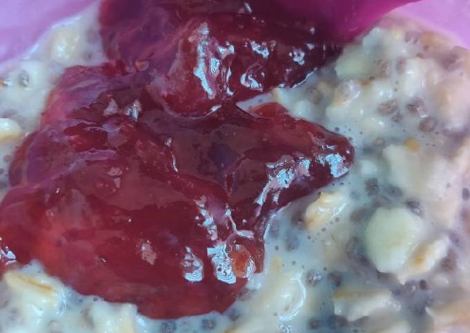 Overnight Strawberry OatChia-meal