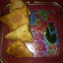 Garma Garam samosa with chutney A picture of Garma Garam samosa with chutney.
