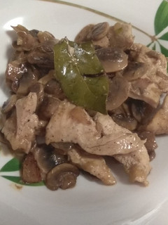 Una foto de Pollo con champiñones