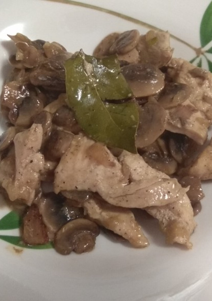 Una foto de Pollo con champiñones