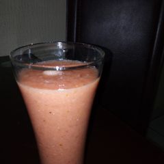 A picture of A Glass of smoothie.