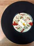 Velouté de panais, chips de jambon et noisettes