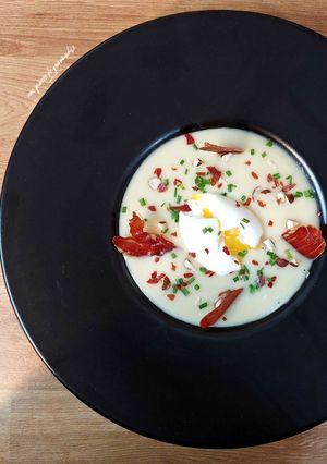 Une photo de Velouté de panais, chips de jambon et noisettes