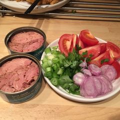 A picture of Tuna in tomato sauce.