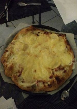 Une photo de Pizza raclette lardons pomme de terre