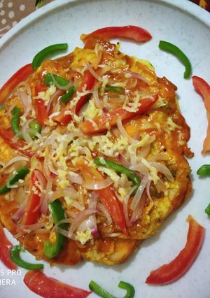 ऑमलेट पिझ्झा (omlette pizza recipe in marathi) रेसिपी चे मुख्य फोटो 
