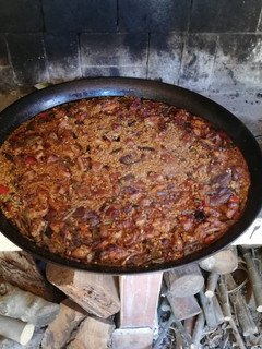 Una foto de Paella valenciana a la leña