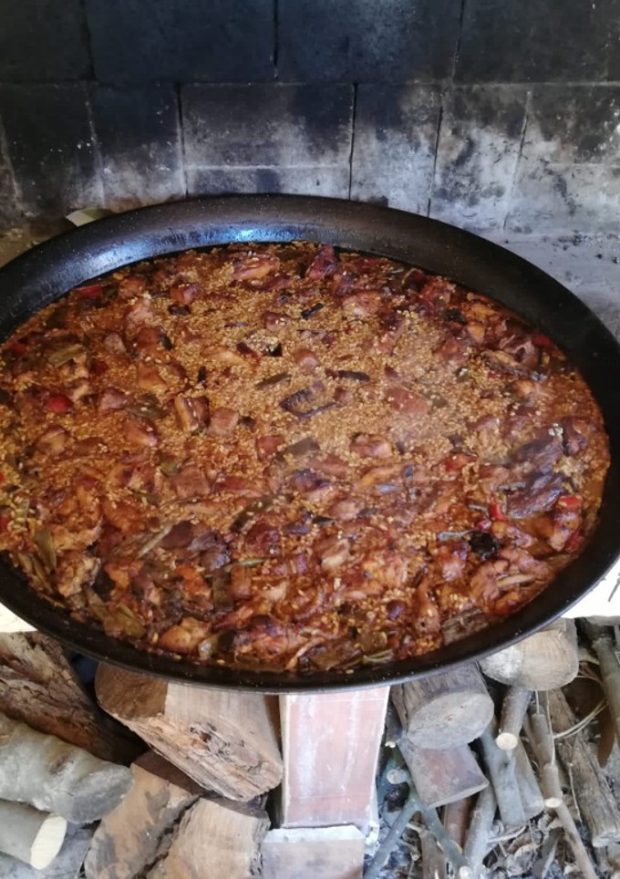 Una foto de Paella valenciana a la leña