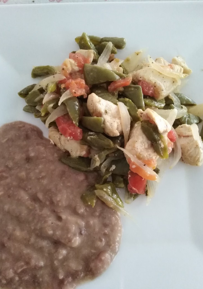 Una foto de Nopalitos con pollo