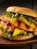 Kanapka z grillowanym kurczakiem, mango i rukolą