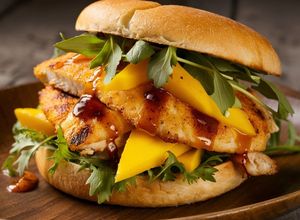 Zdjęcie przepisu Kanapka z grillowanym kurczakiem, mango i rukolą.