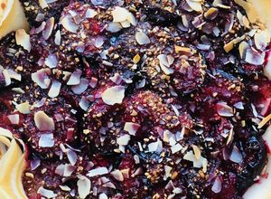 Une photo de Tarte Brick aux Prunes Amandes et Pralin