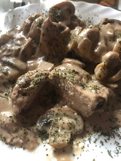 Una foto de 214. Pollo con salsa de champiñones (principal carne)