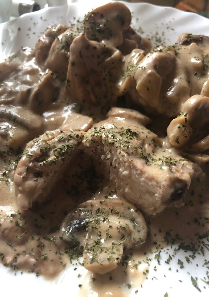 Una foto de 214. Pollo con salsa de champiñones (principal carne)