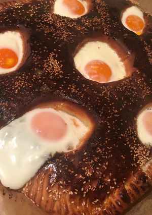 Tojásos töltött pizza recept fotója