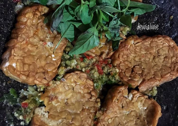 Resep masakan Tempe penyet kemangi sambal kencur | Cara Buat Tempe penyet kemangi sambal kencur Yang Menggugah Selera