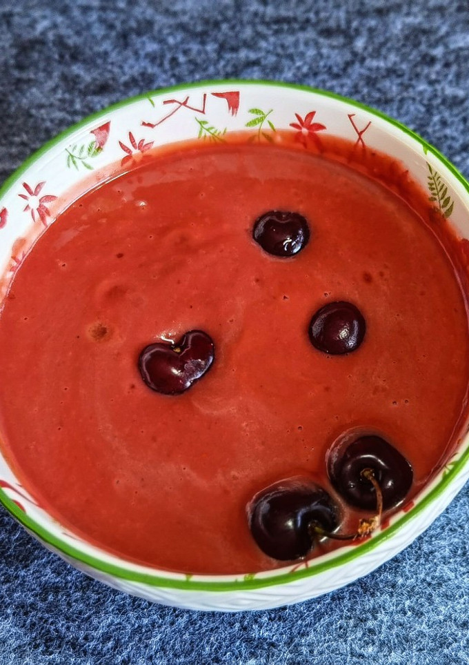 Una foto de Salmorejo de cerezas con Mambo