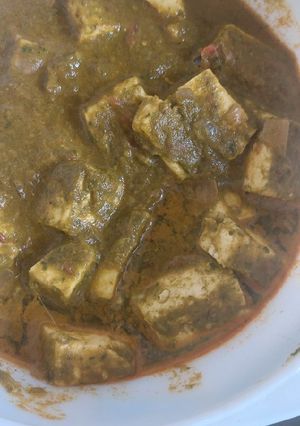 A picture of Palak paneer.