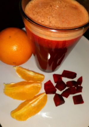 Una foto de Licuado de remolacha y naranja con un toque de cúrcuma