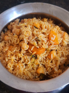 பட்டாணி கேரட் சாதம்(peas and carrot rice recipe in tamil) செய்முறை முக்கிய புகைப்படம்