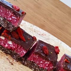 A picture of Raspberry chocolate raw slice.