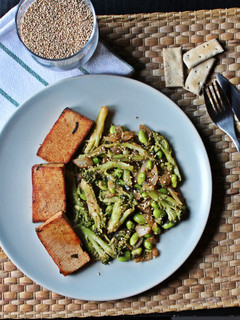 Una foto de Tofu marinado con miso y verduras