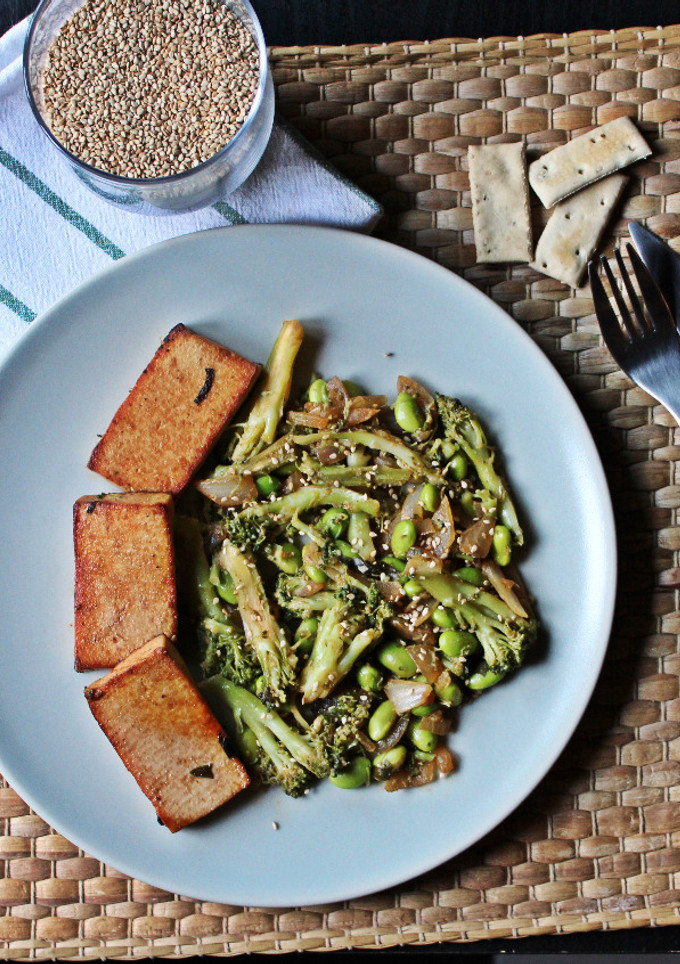 Una foto de Tofu marinado con miso y verduras