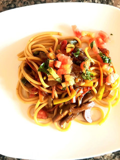 Una foto de Verduras al wok, con buccatini. #recetariocamino