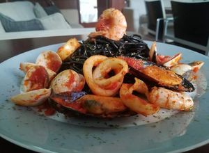 Una foto de Frutti di mare con spaghetti Nero