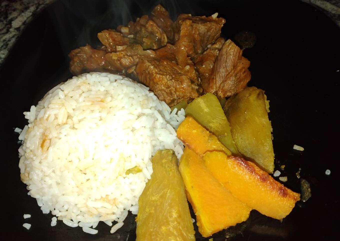 Arroz con estofado, papas al horno, batatas y zapallo