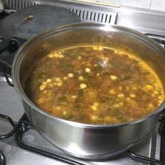 Una foto de Sopa de frijol negro con elote