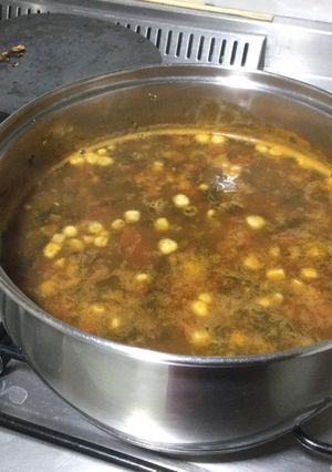 Una foto de Sopa de frijol negro con elote
