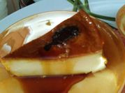 Una foto de flan de ciruela