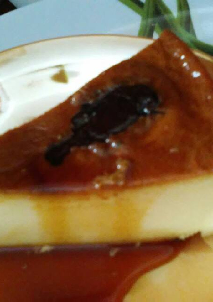 Una foto de Flan con ciruelas pasas
