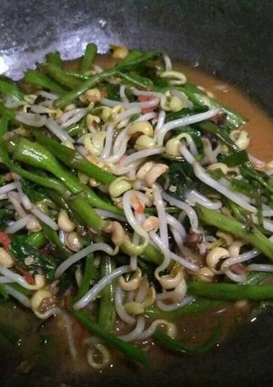 Foto resep Tumis kangkung dan toge khas lombok pedes