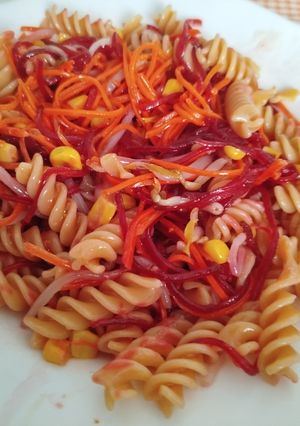 Una foto de Ensalada de Pasta de Lentejas, Maíz Dulce, Zanahorias, Remolacha y Ensalada China, Aliñar a tu Gusto
