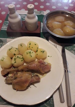 O poză a rețetei Carne în saft cu cartofi natur și compot mere.