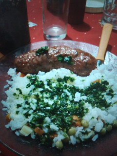 Una foto de Chorizo al horno con arroz primavera y pesto