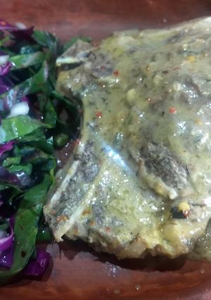 Una foto de Lomo a la mostaza en bolsa y ensalada picante de repollo morado