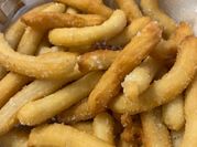 Una foto de churros con dulce leche