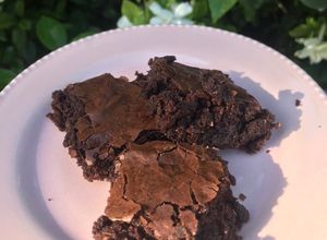 Una foto de Brownie con cacao y aceite