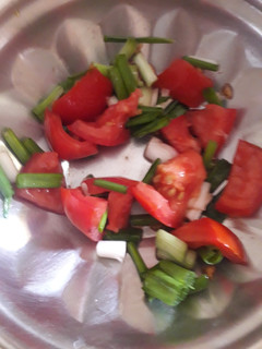 લીલી ડુંગળી ને ટામેટાનુ સલાડ (Green Onion Tomato Salad Recipe In Gujarati) રેસીપી મુખ્ય ફોટો